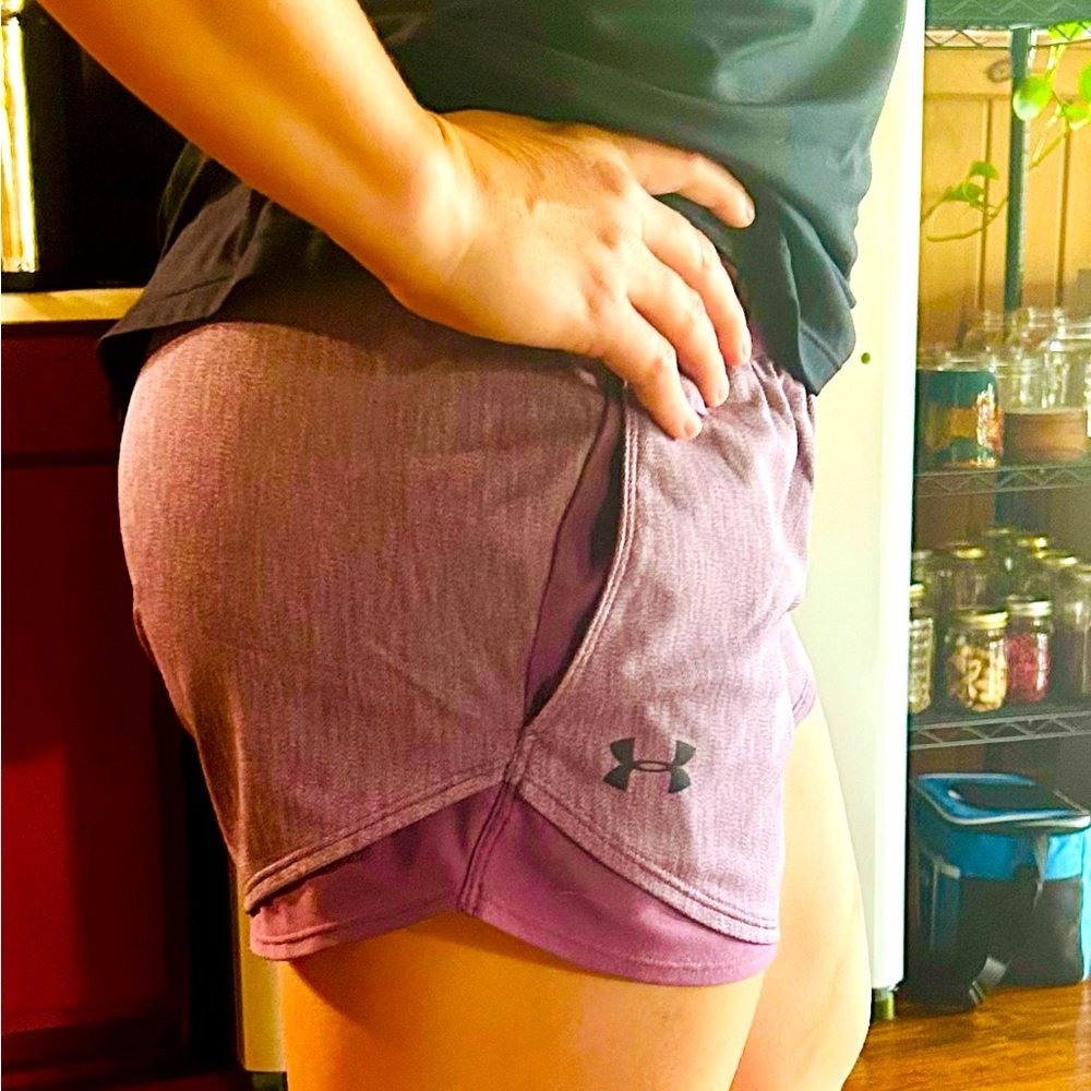 Women's Under Armour Training shorts w/ pockets - Size M